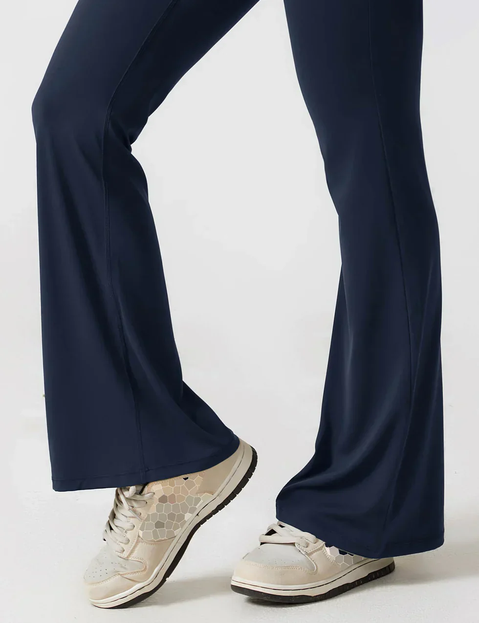 Elena Flared Jumpsuit met V-Rug en Shaping Fit voor Dames - Image 18