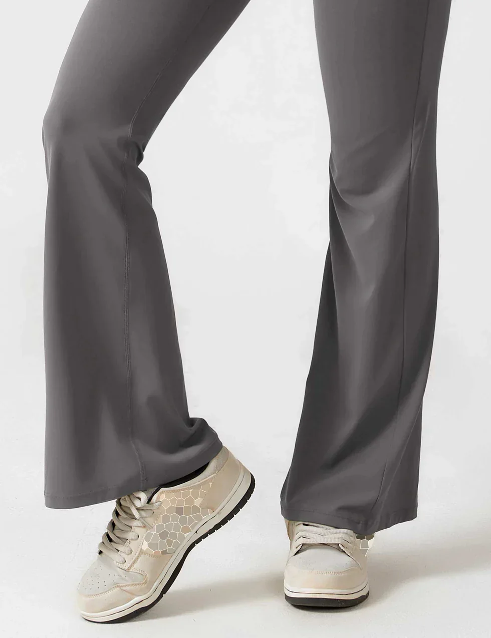 Elena Flared Jumpsuit met V-Rug en Shaping Fit voor Dames - Image 30