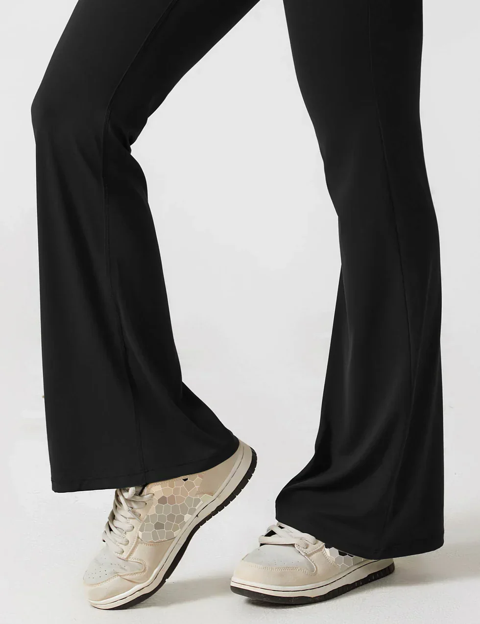 Elena Flared Jumpsuit met V-Rug en Shaping Fit voor Dames - Image 6